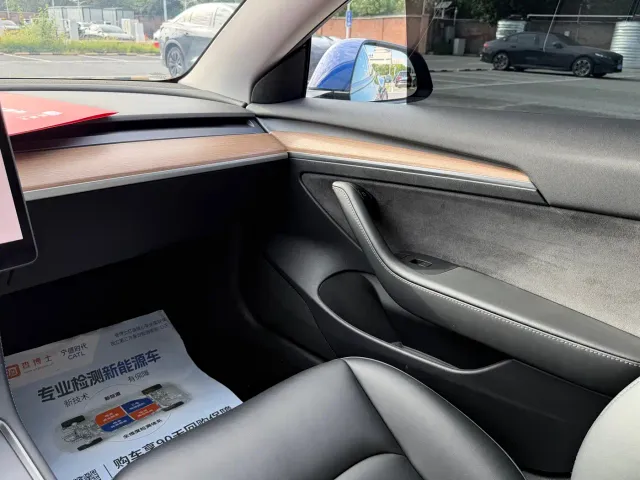 Tesla Model 3 — Фото автомобиля 11