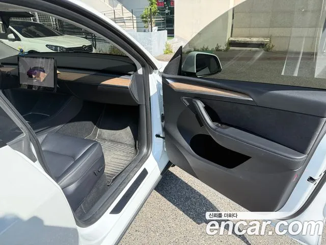 Tesla Model Y — Фото автомобиля 12