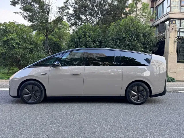 Li Auto MEGA — Фото автомобиля 3