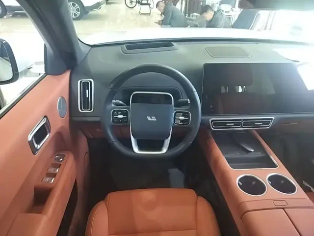 Li Auto L7 — Фото автомобиля 10