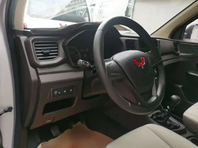 Wuling Hongguang V — Фото автомобиля 9