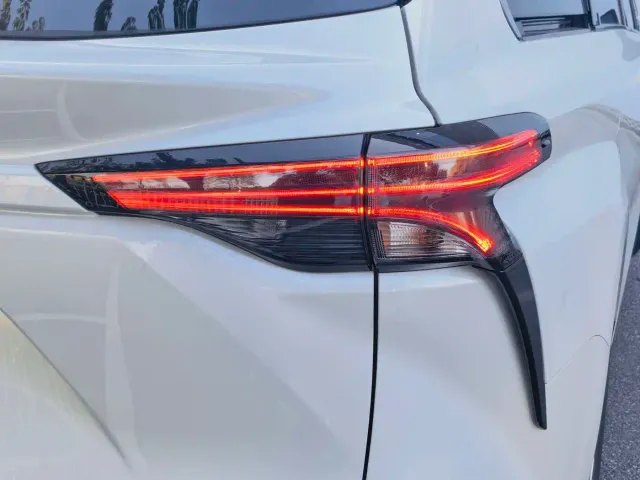 Toyota Sienna — Фото автомобиля 7