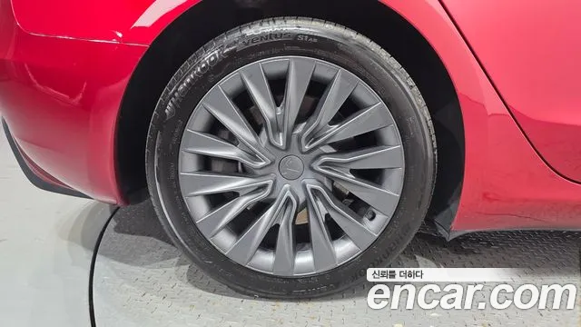 Tesla Model 3 — Фото автомобиля 5