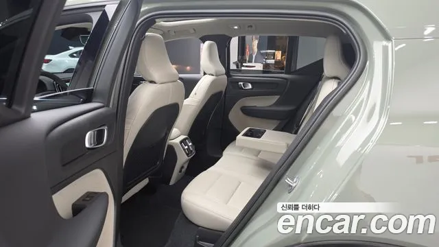 Вольво XC40 B4 Ultimate Bright — Фото автомобиля 11