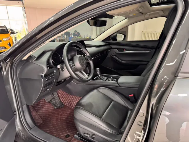 Mazda Axela — Фото автомобиля 7