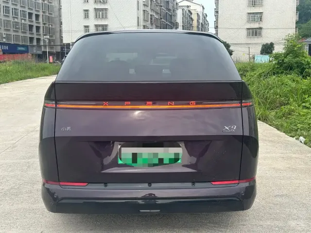 Xpeng X9 — Фото автомобиля 7