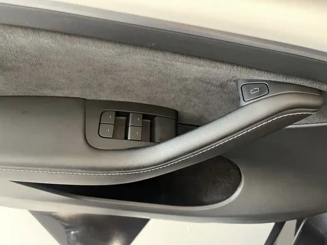 Tesla Model Y — Фото автомобиля 25