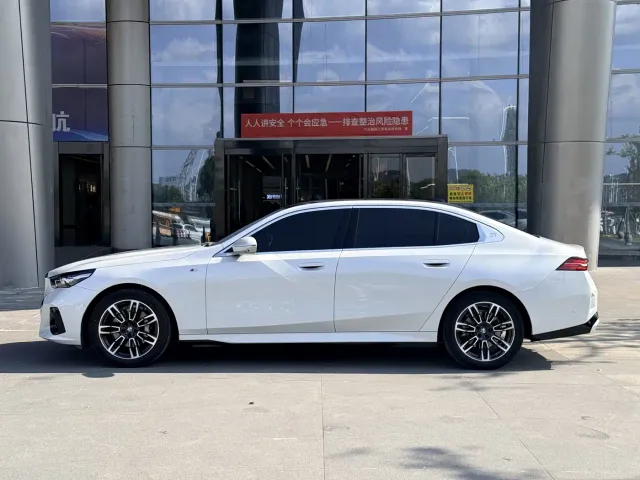 BMW 5 Series — Фото автомобиля 4
