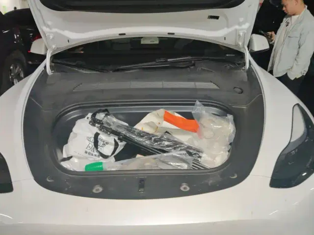 Tesla Model Y — Фото автомобиля 10