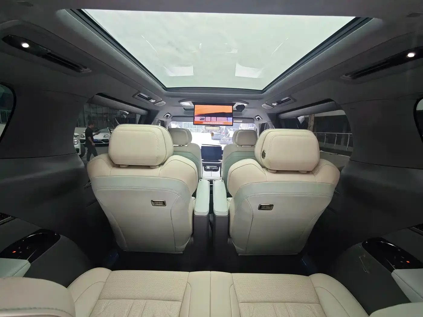 ZEEKR Zeekr 009 2024 6-seat Executive AWD 108kWh — Фото автомобиля 15