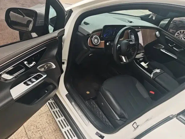Mercedes-Benz EQE SUV — Фото автомобиля 15