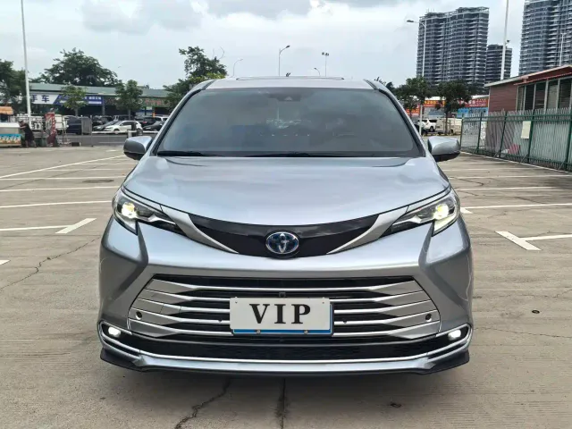 Toyota Sienna — Фото автомобиля 3