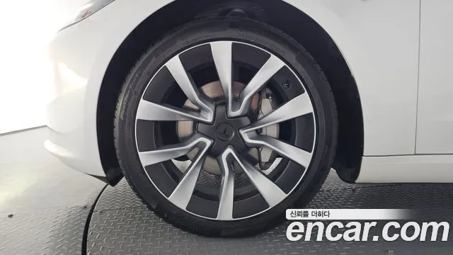 Tesla Model 3 — Фото автомобиля 3