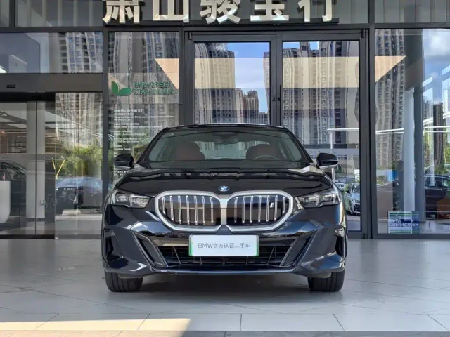 BMW i5 — Фото автомобиля 2