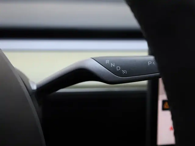 Tesla Model Y — Фото автомобиля 25