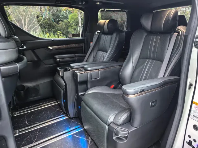 Toyota Alphard — Фото автомобиля 10