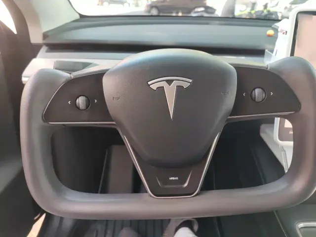 Tesla Model Y — Фото автомобиля 6
