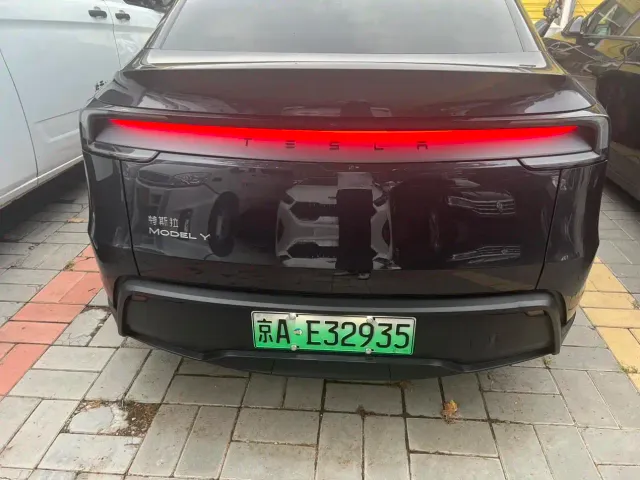 Tesla Model Y — Фото автомобиля 12