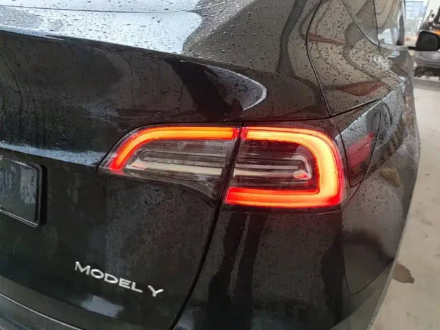Tesla Model Y — Фото автомобиля 7