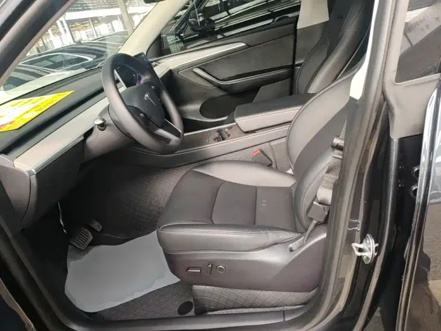 Tesla Model Y — Фото автомобиля 14
