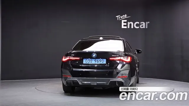 BMW i4 — Фото автомобиля 4