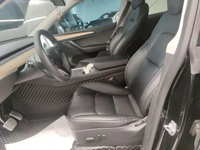 Tesla Model Y — Фото автомобиля 14