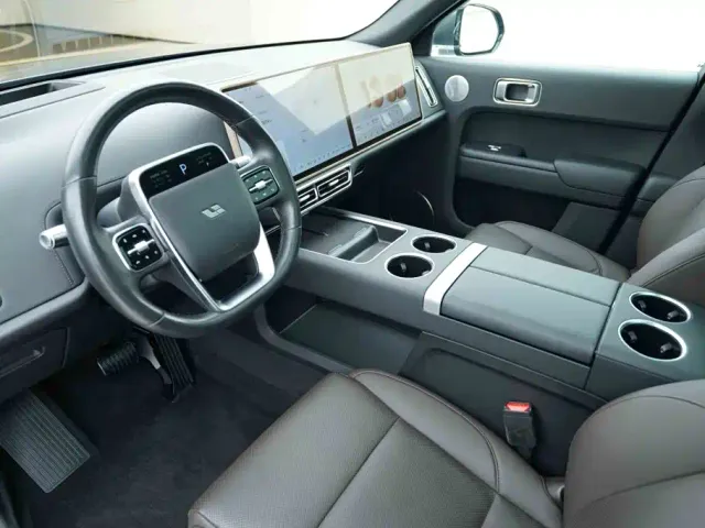 Li Auto L8 — Фото автомобиля 9