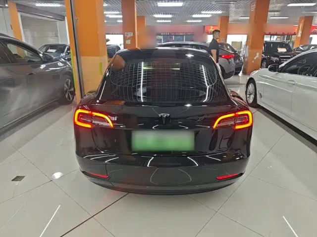 Tesla Model 3 — Фото автомобиля 5