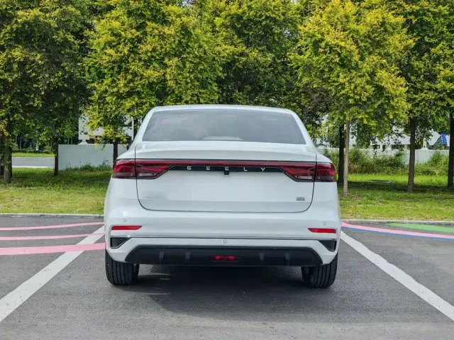 Geely Emgrand — Фото автомобиля 10