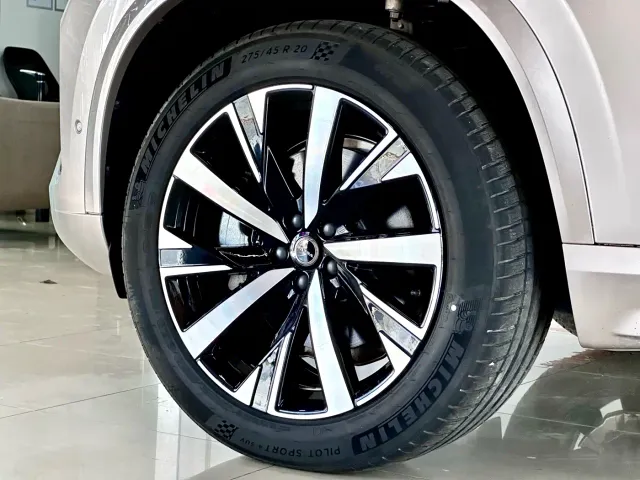 Volvo XC90 — Фото автомобиля 5
