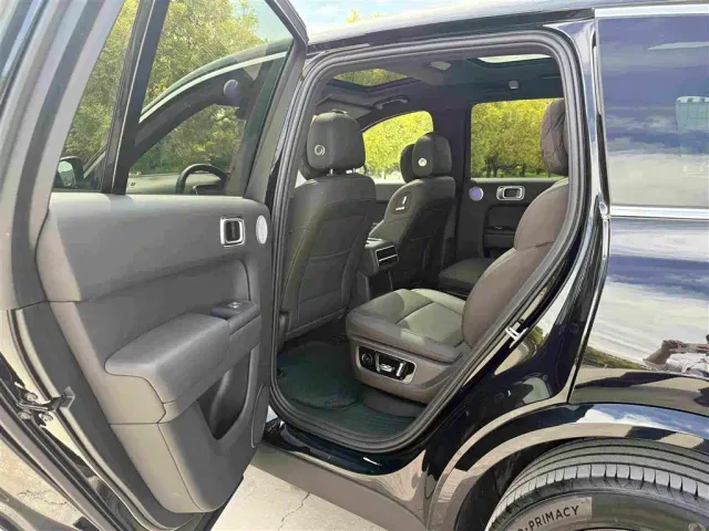 Li Auto L8 — Фото автомобиля 10