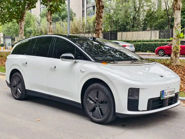 Li Auto i8 — Фото автомобиля 3