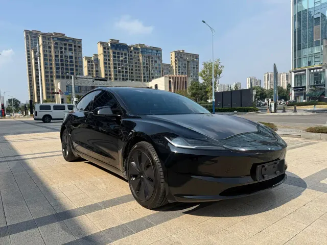 Tesla Model 3 — Фото автомобиля 3