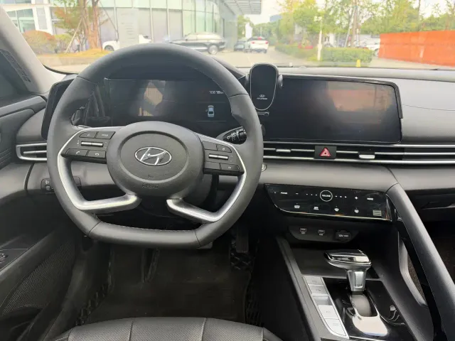 Hyundai Elantra — Фото автомобиля 16