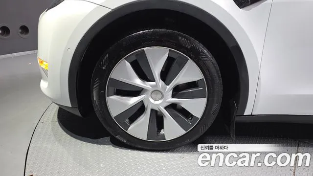 Tesla Model Y — Фото автомобиля 5
