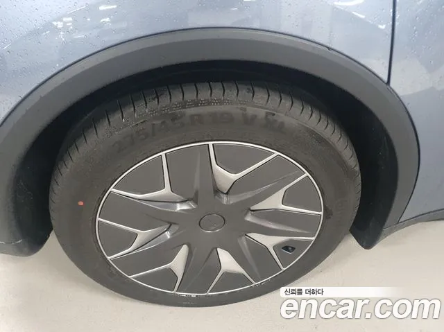 Tesla Model Y — Фото автомобиля 15