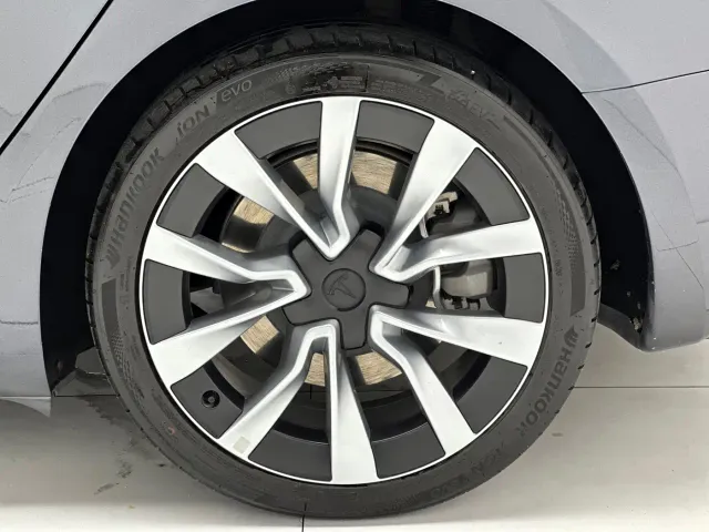 Tesla Model 3 — Фото автомобиля 17