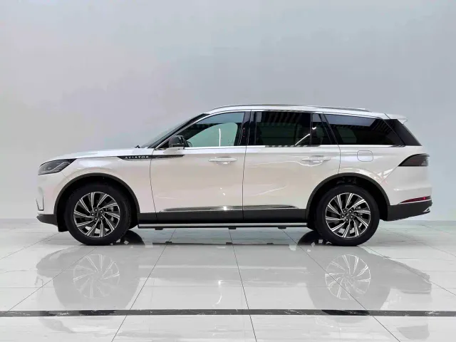 Lincoln Aviator — Фото автомобиля 4