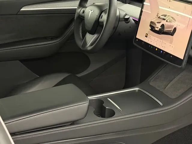 Tesla Model Y — Фото автомобиля 16