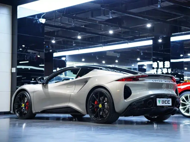 Lotus Emira — Фото автомобиля 5