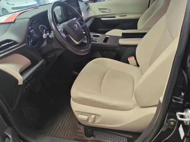 Toyota Sienna — Фото автомобиля 9