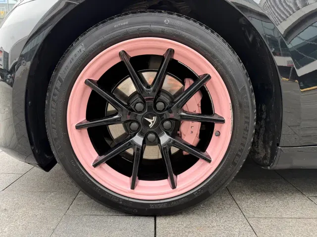 Tesla Model 3 — Фото автомобиля 15