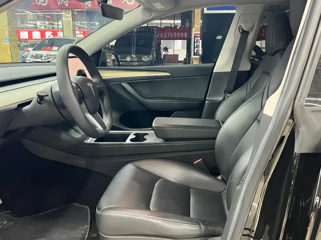 Tesla Model Y — Фото автомобиля 4