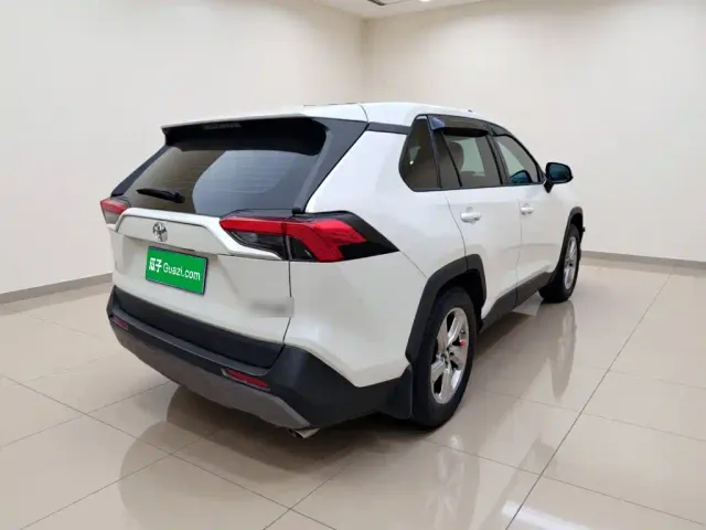 Toyota RAV4 — Фото автомобиля 4