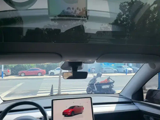 Tesla Model Y — Фото автомобиля 17