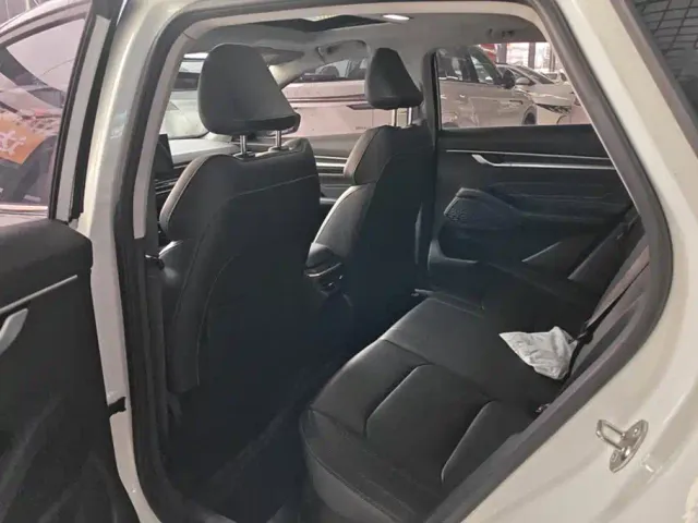 Geely Emgrand — Фото автомобиля 11