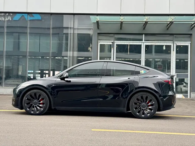 Tesla Model Y — Фото автомобиля 5