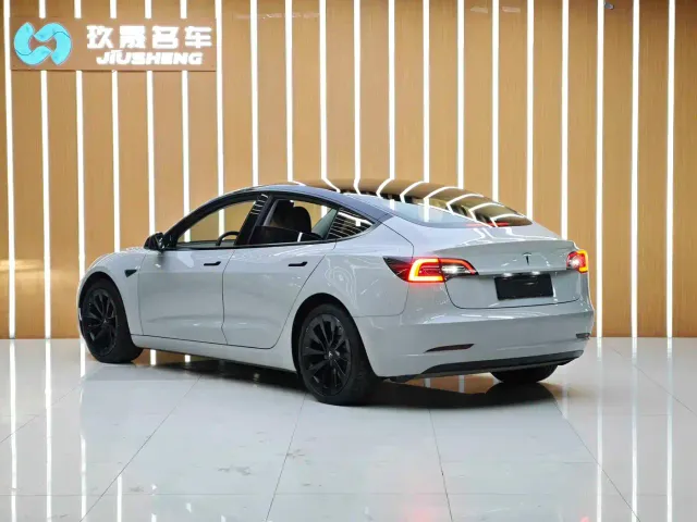 Tesla Model 3 — Фото автомобиля 4