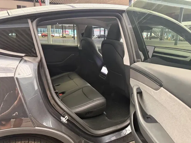 Tesla Model Y — Фото автомобиля 6