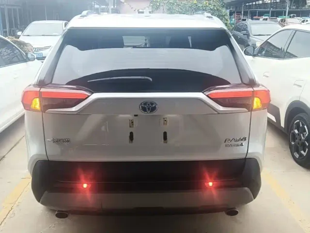 Toyota RAV4 — Фото автомобиля 5